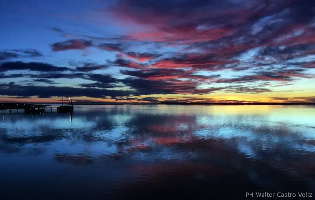 Vista aérea del atardecer en la Bahía de San Antonio